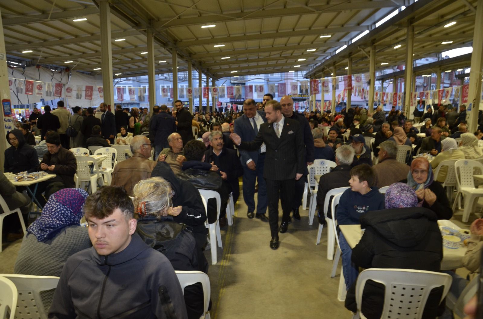 MHP’NİN MUĞLA FETHİYE’DE KURDUĞU  GÖNÜL SOFRASINA YOĞUN KATILIM 